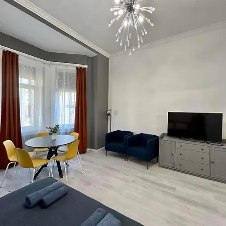 3-br Flat In Jewish Quarter